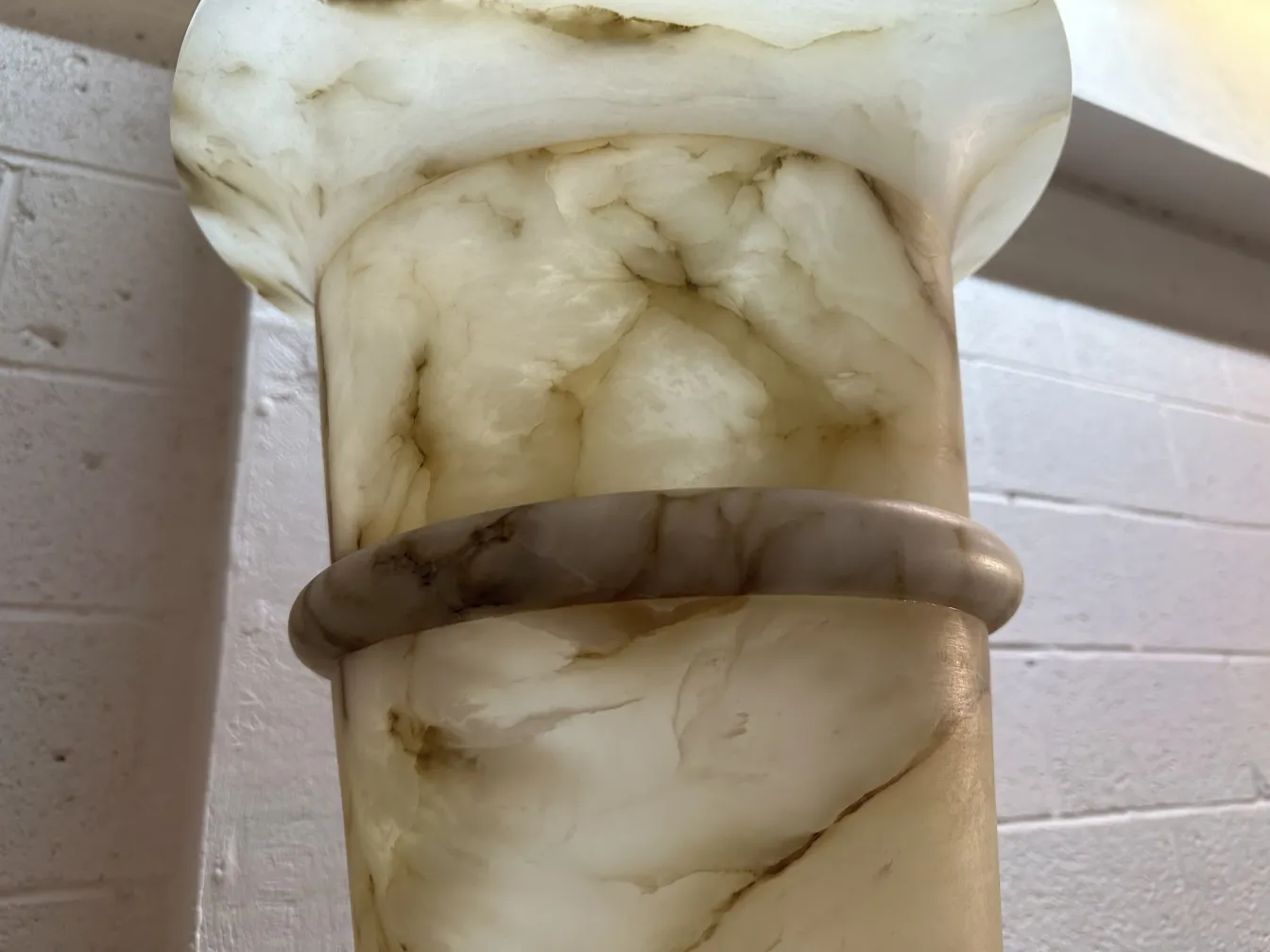 2 lampade da terra antiche con basi rustiche in un ambiente accogliente