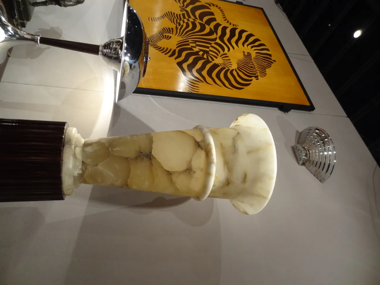 Due lampade da terra antiche con design elegante, perfette per l'arredamento.