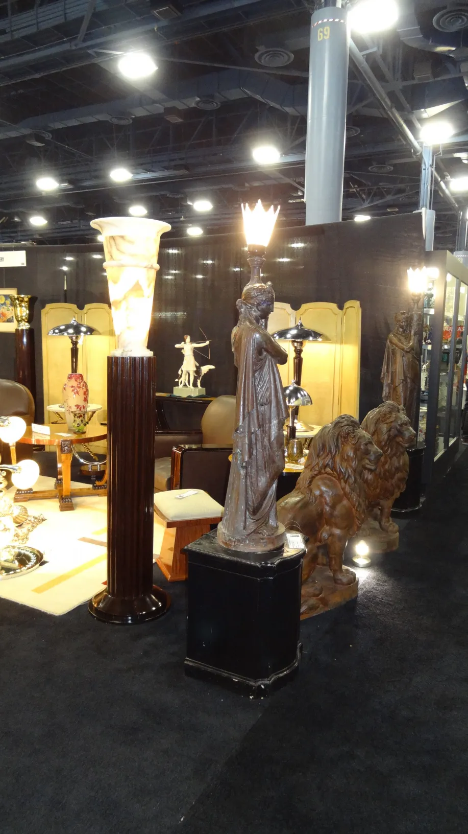 deux lampadaires antiques dans un cadre élégant