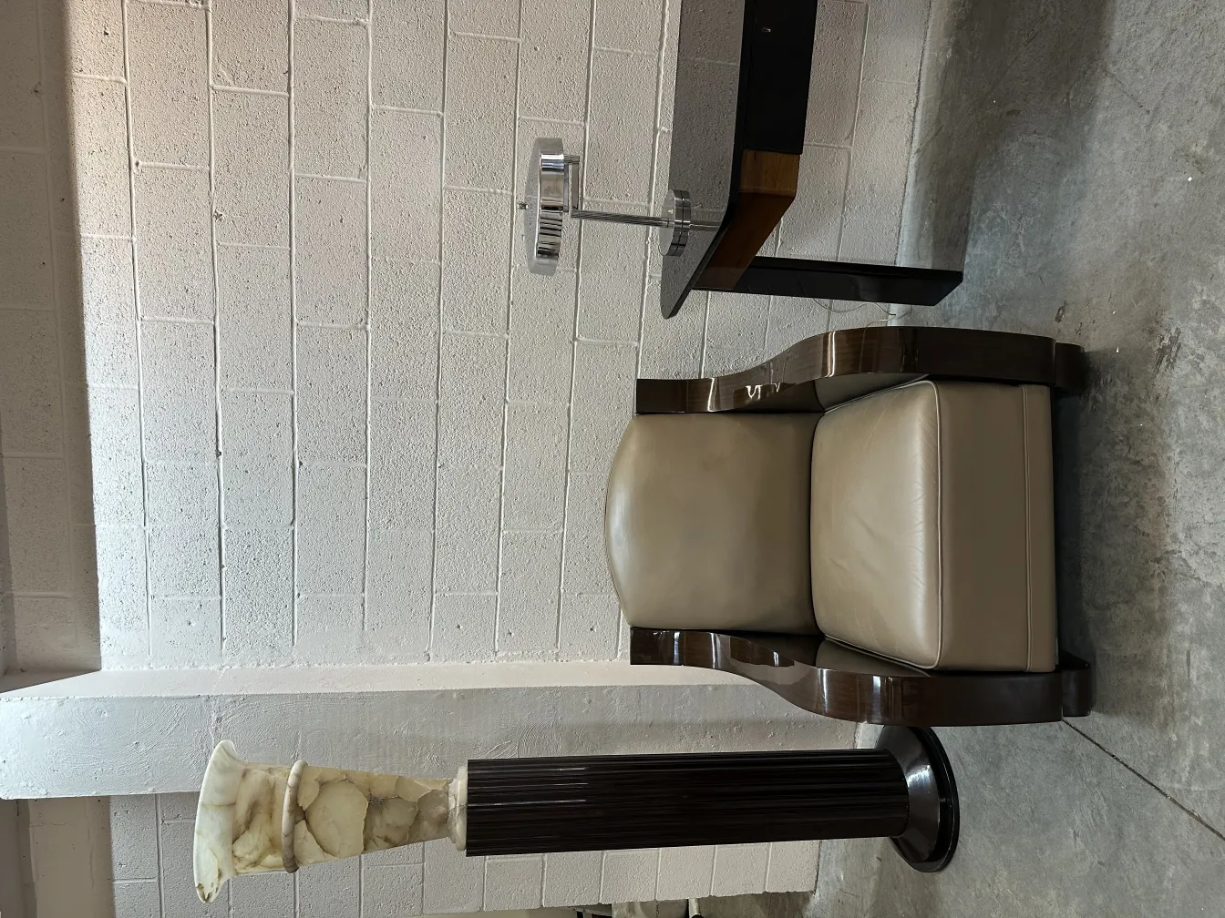 duas lâmpadas de piso antigas em ambiente elegante