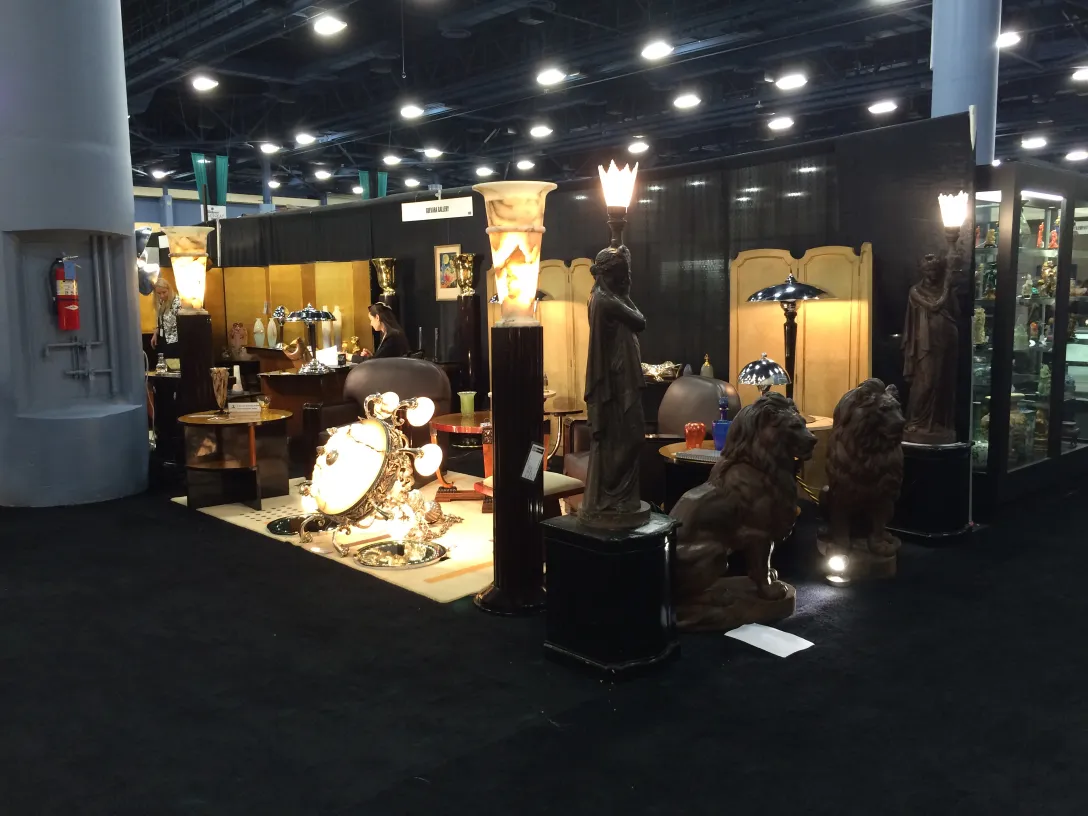 Due lampade da terra antiche in un ambiente elegante e accogliente