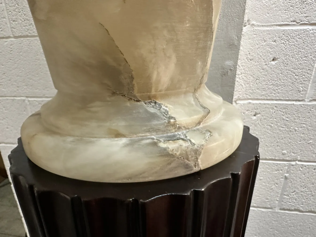 Due lampade da terra antiche con design elegante, basi decorative e forme eleganti. Atmosfera accogliente.