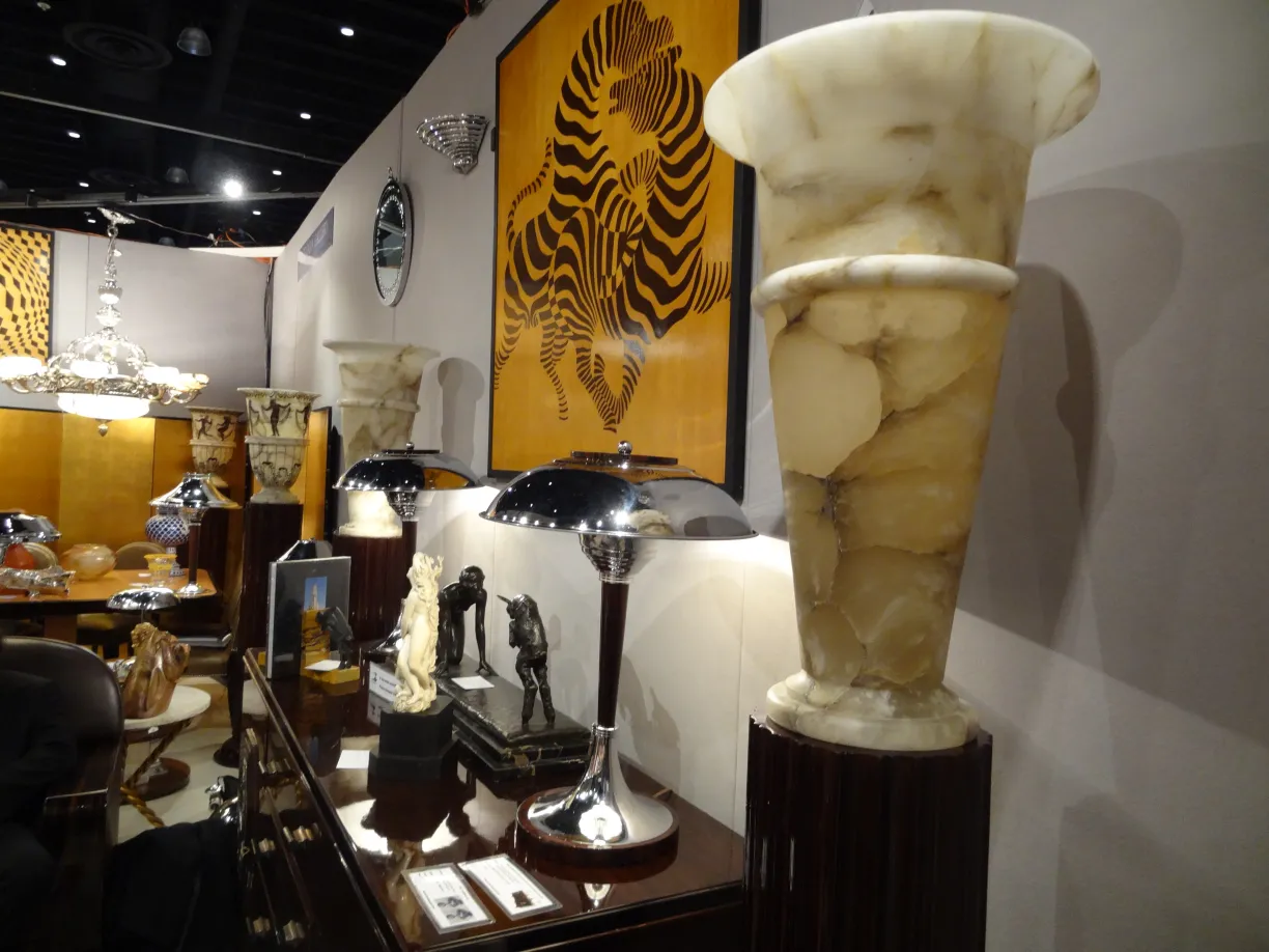 due lampade da terra antiche con design elegante sullo sfondo