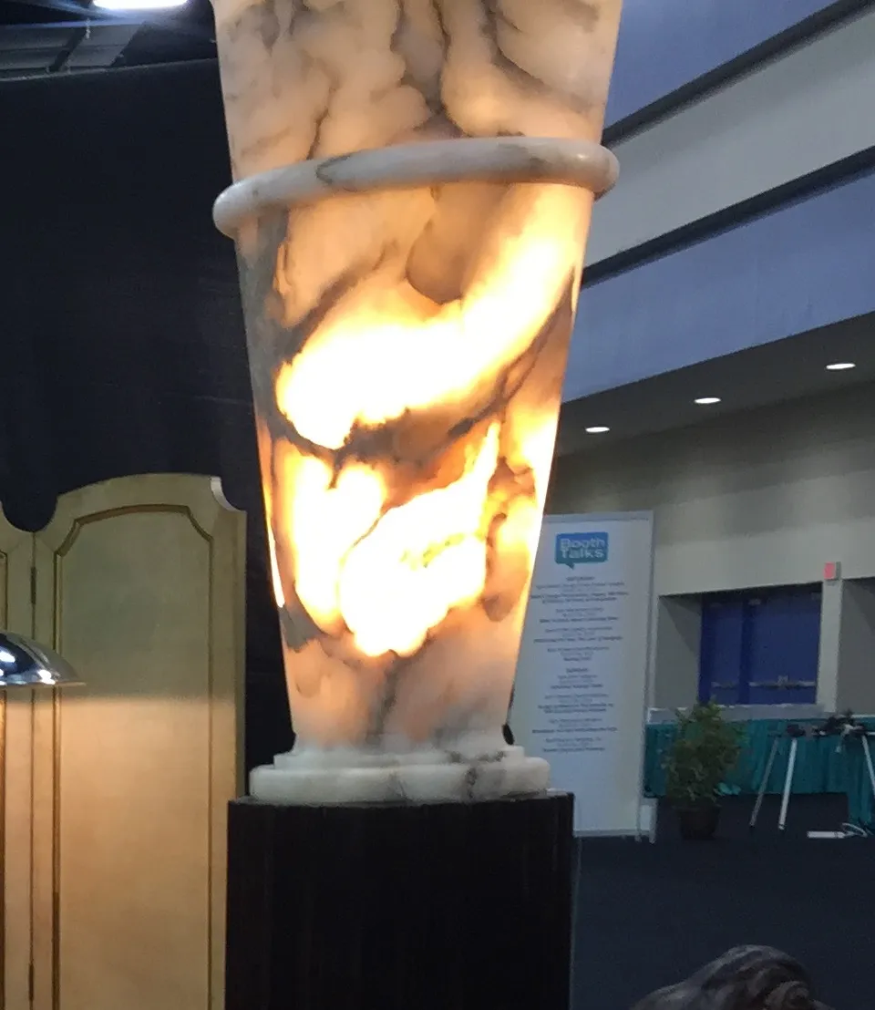 2 антикварные торшеры, излучающие мягкий свет в современном интерьере