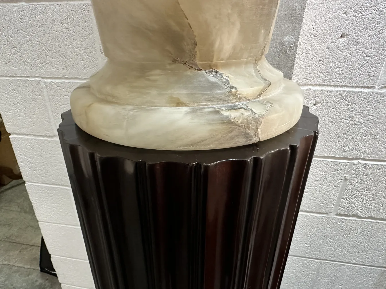 duas lâmpadas de piso antigas com detalhes elegantes no design