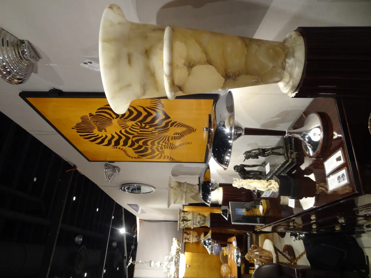 Due lampade da terra antiche in un ambiente di esposizione