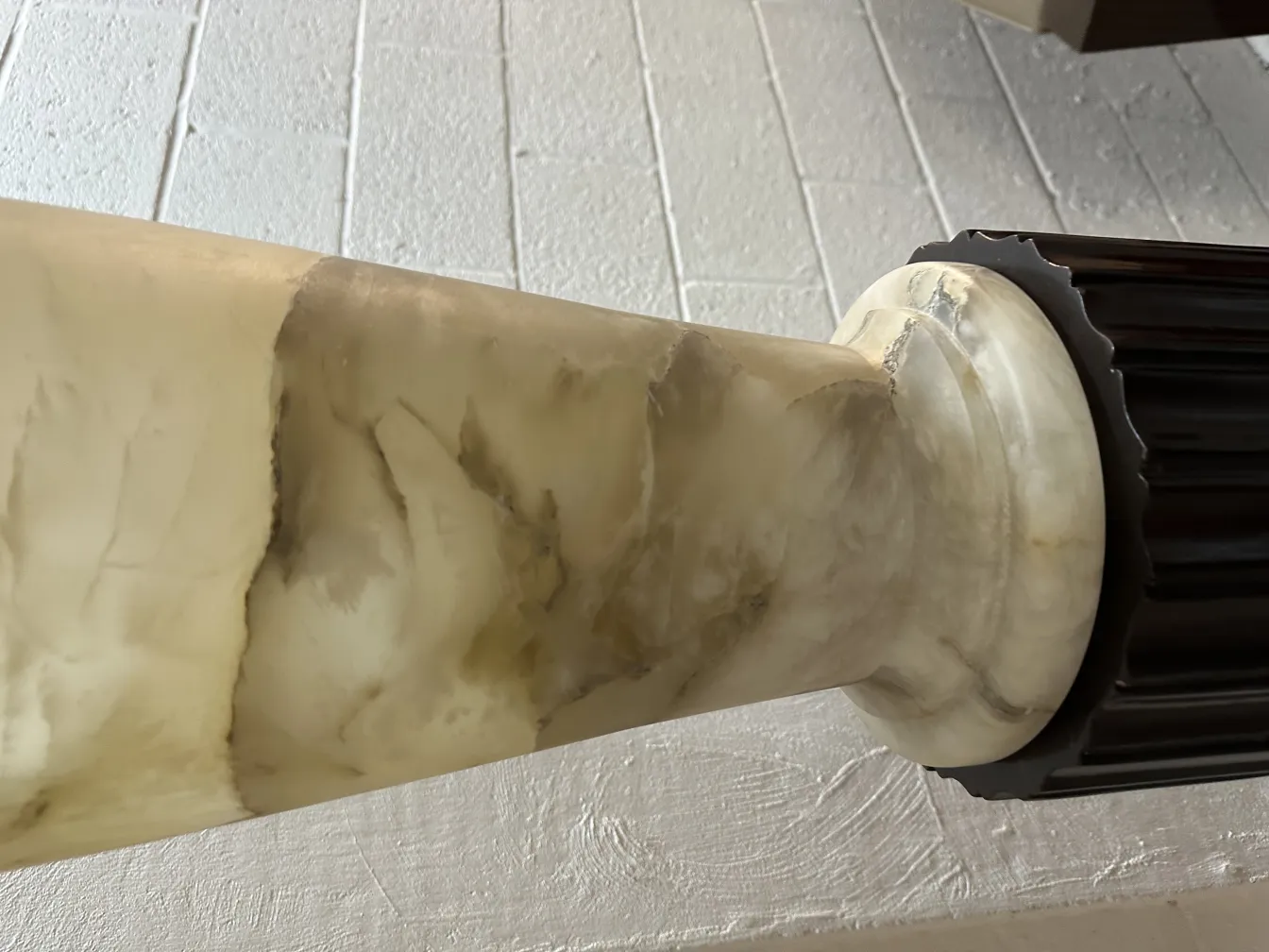 Primo piano di 2 lampade da terra antiche con basi eleganti