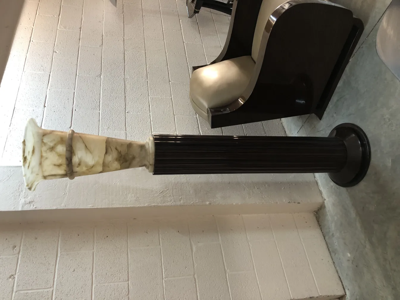 zwei antike Stehleuchten mit klassischem Design und eleganter Basis