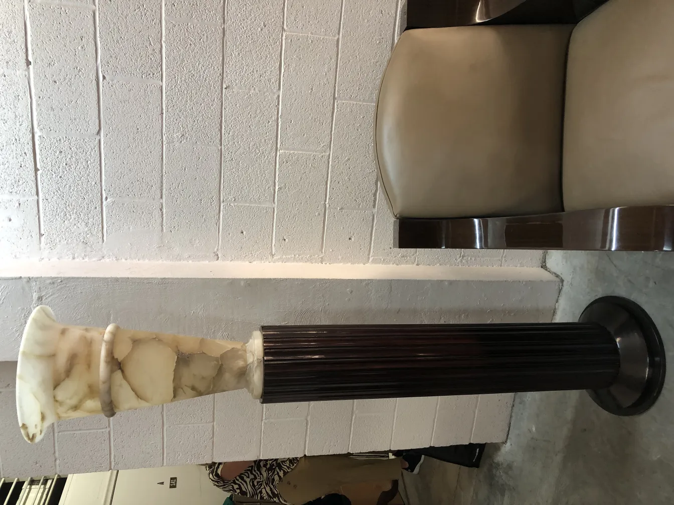 2 lâmpadas de piso antigas com base decorativa em um ambiente moderno