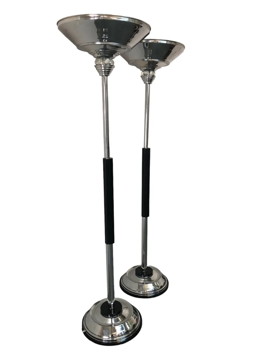 duas lampadas de piso antigas em um ambiente decorativo