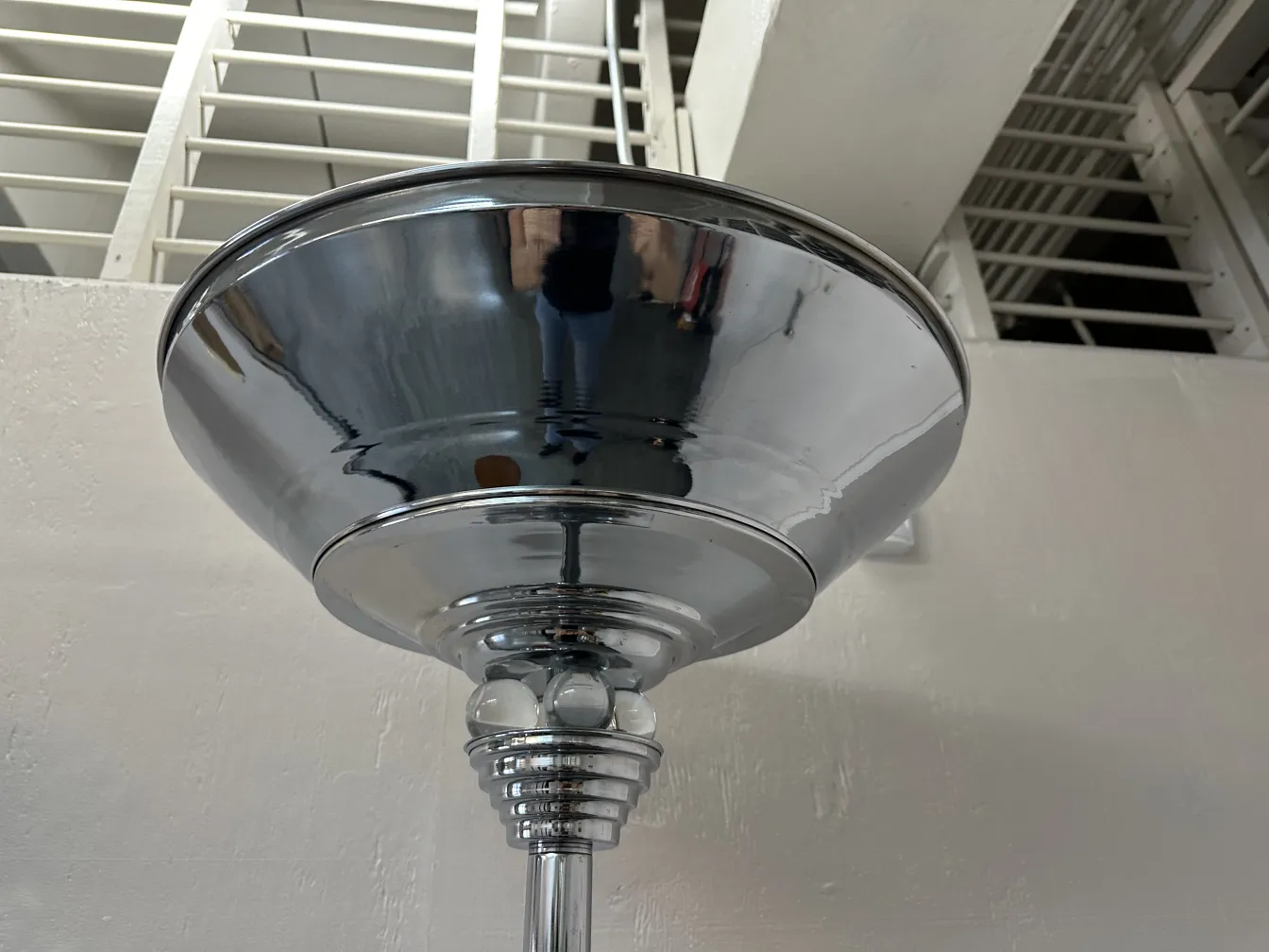 Vue détaillée de 2 lampadaires anciens, formes élégantes et couleurs vives dans un cadre contemporain.