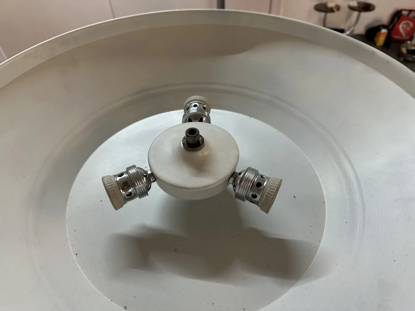 Vue de dessus de 2 lampadaires anciens montrant leur design