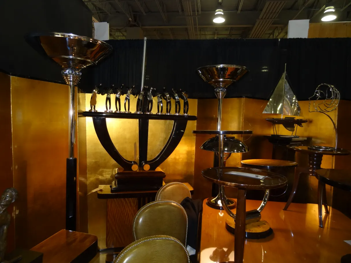 Antigüedades: 2 lámparas de pie elegantes en un ambiente moderno