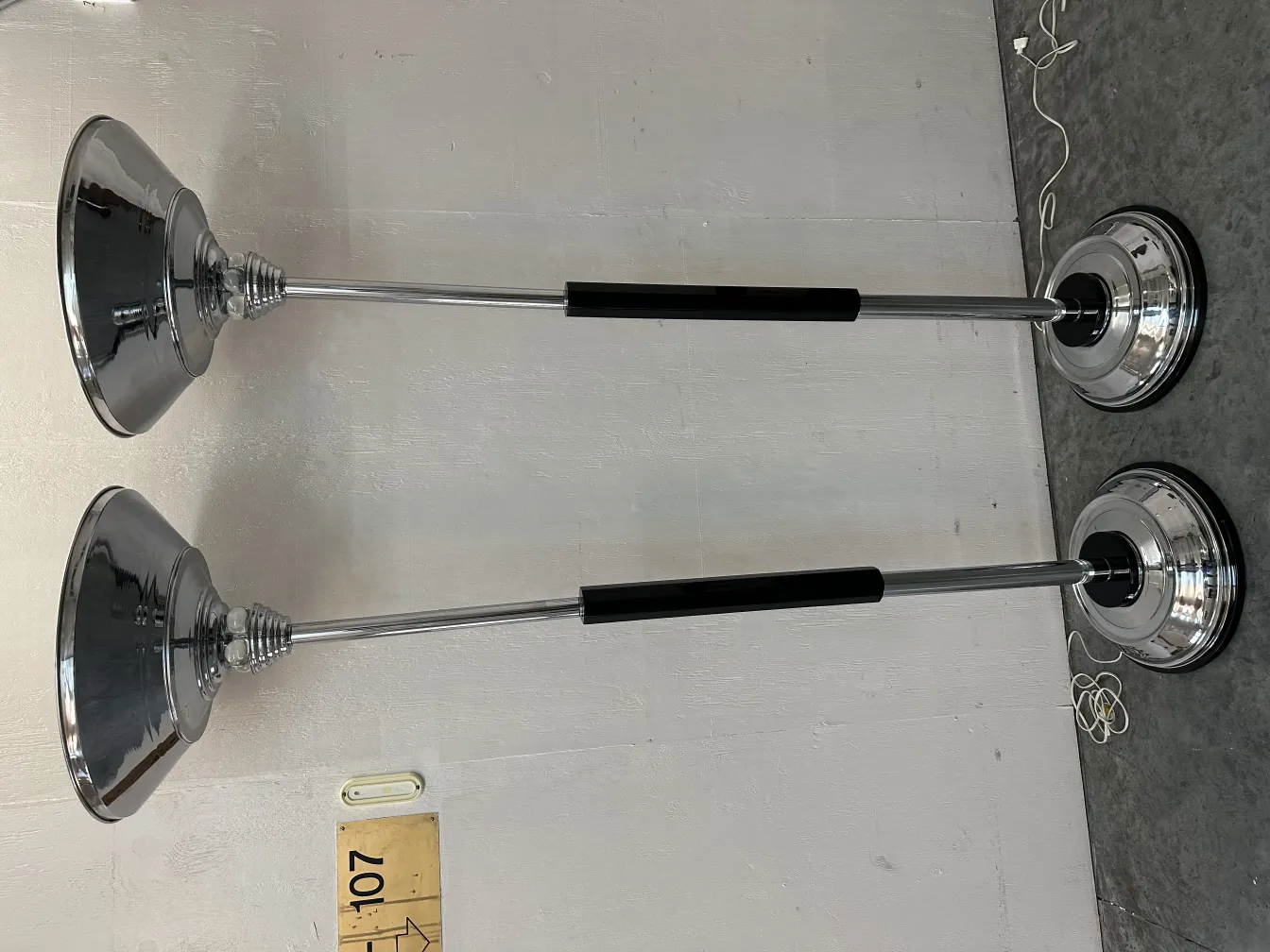 dos lámparas de pie antiguas con bases cromadas