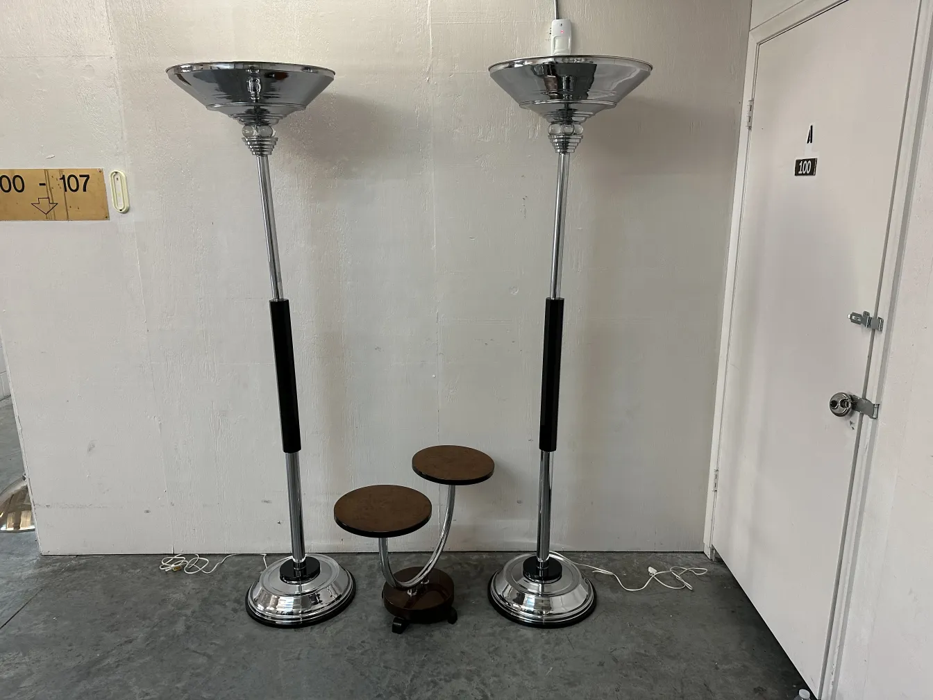 deux lampadaires anciens avec bases brillantes et style classique