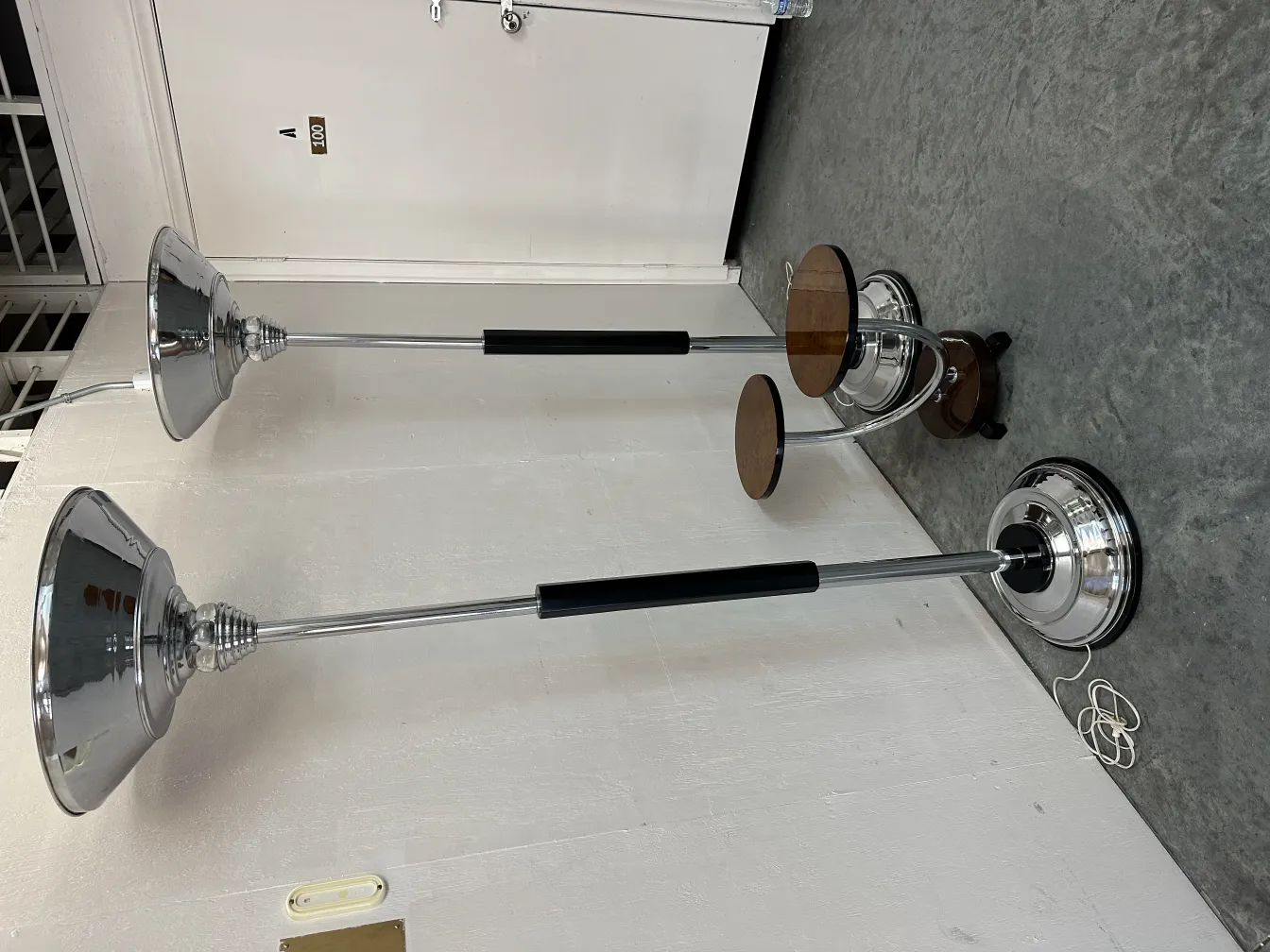 Ensemble de 2 lampadaires anciens avec bases rondes et abat-jours en métal, cadre intérieur