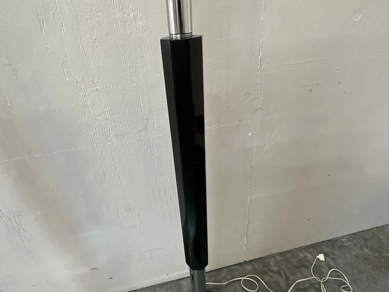 Conjunto de 2 lâmpadas de piso antigas em ambiente neutro