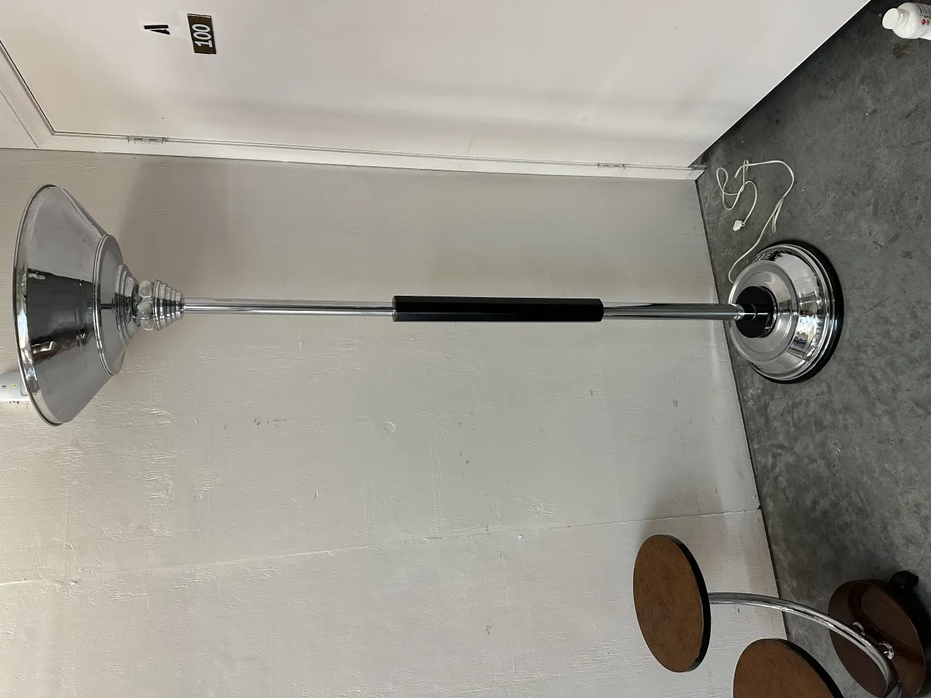 Deux lampadaires anciens dans un cadre neutre.