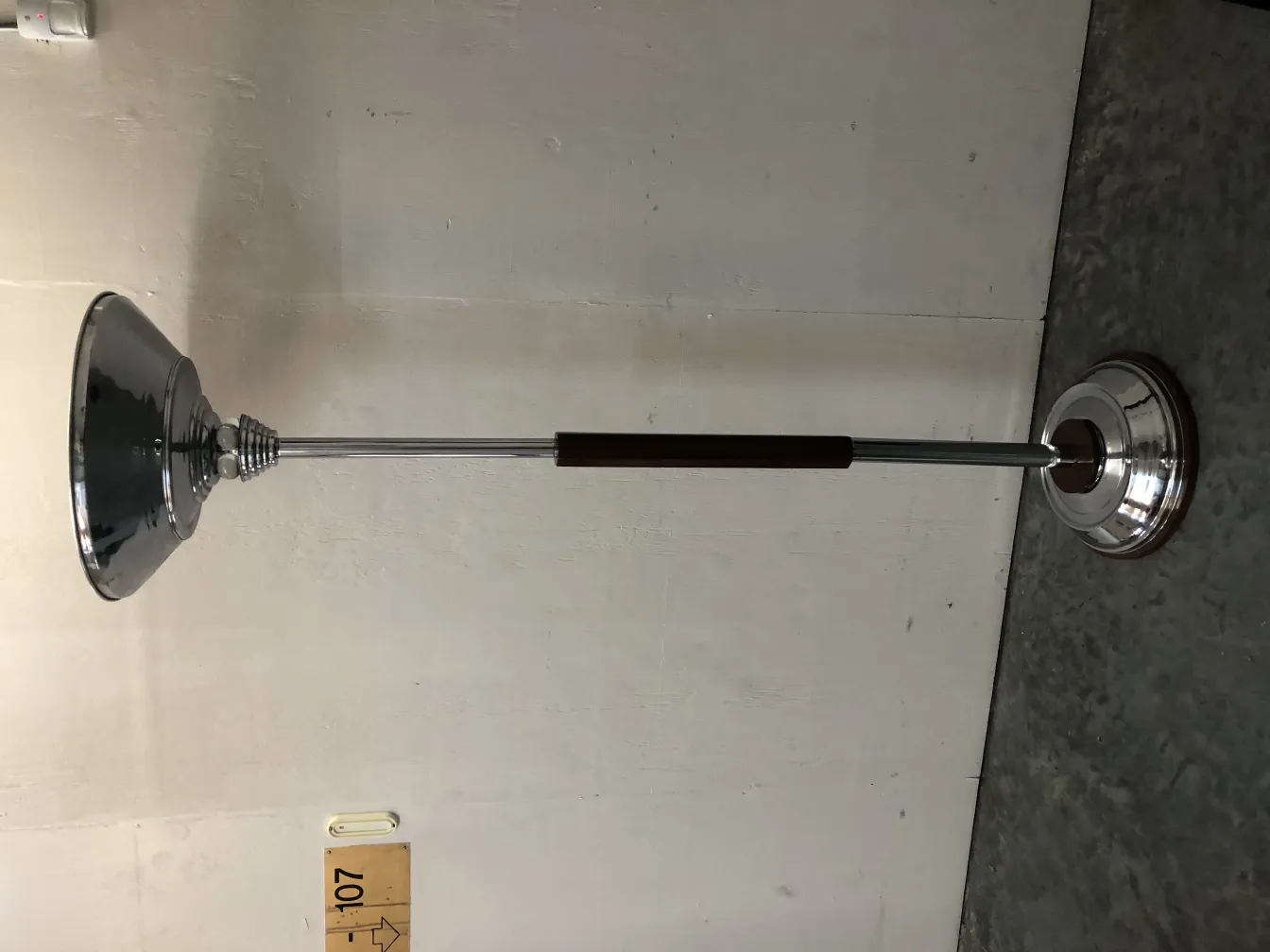 duas lampadas de piso em um fundo neutro, estilo clássico