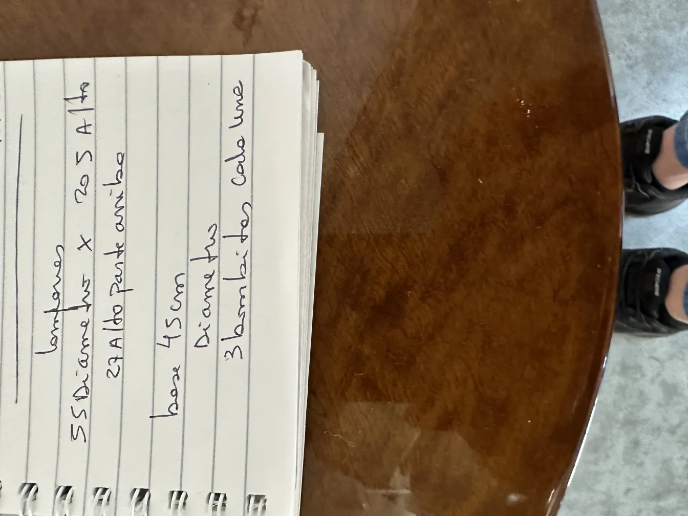 deux lampadaires anciens dans un cadre confortable