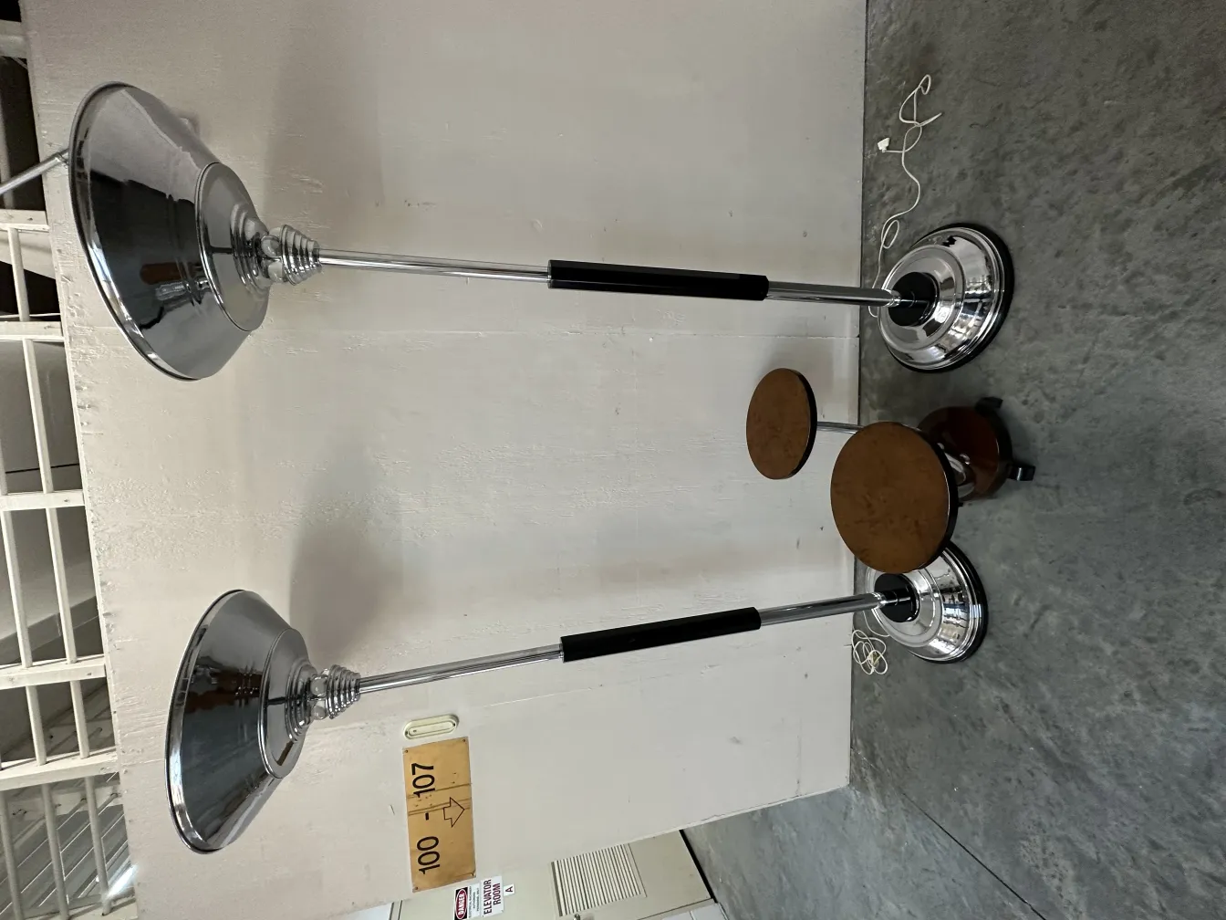 Duas lâmpadas de piso antigas com design elegante em um ambiente simples e moderno.