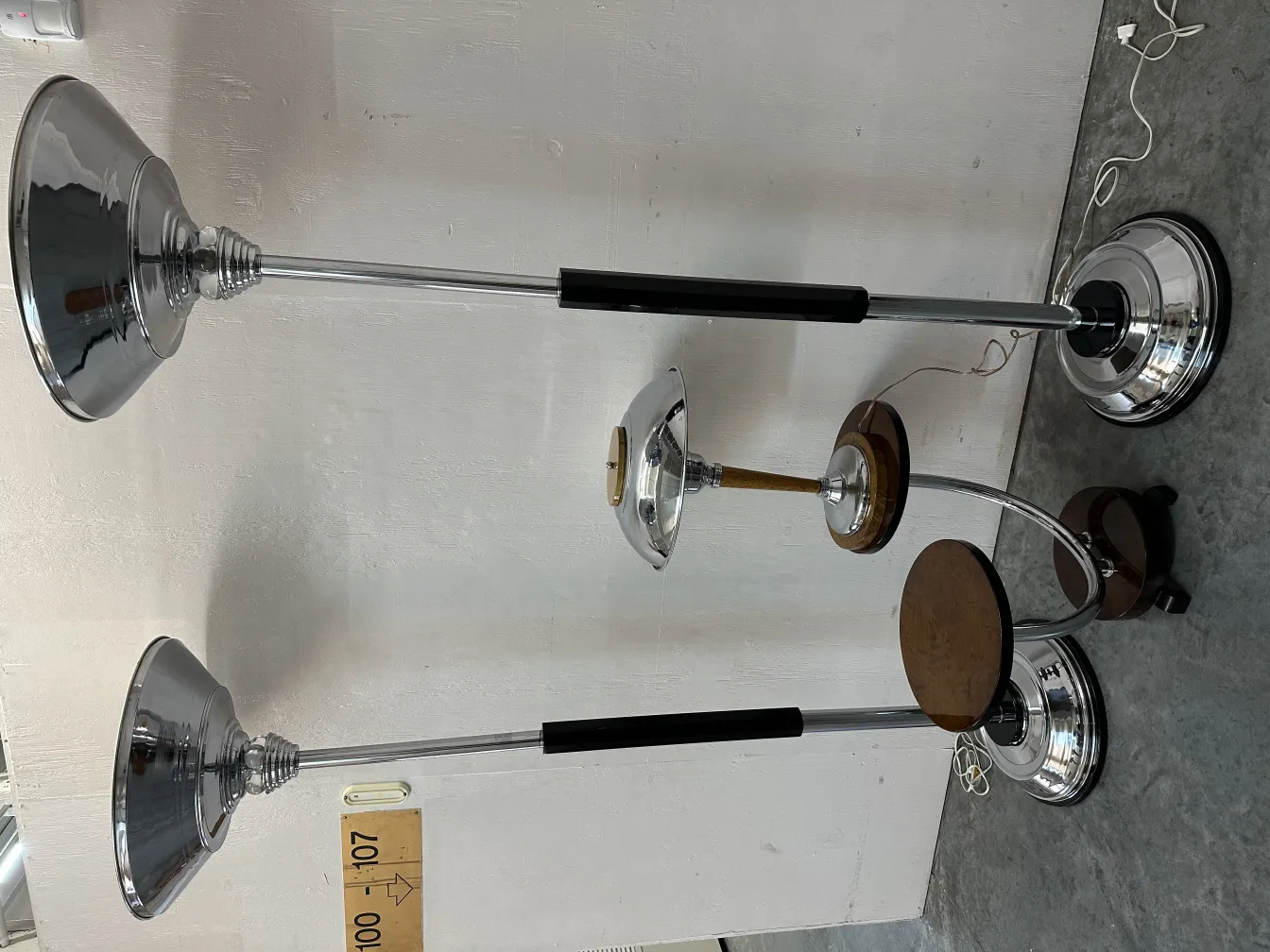 Duas lâmpadas de pé antigas em um ambiente decorativo.