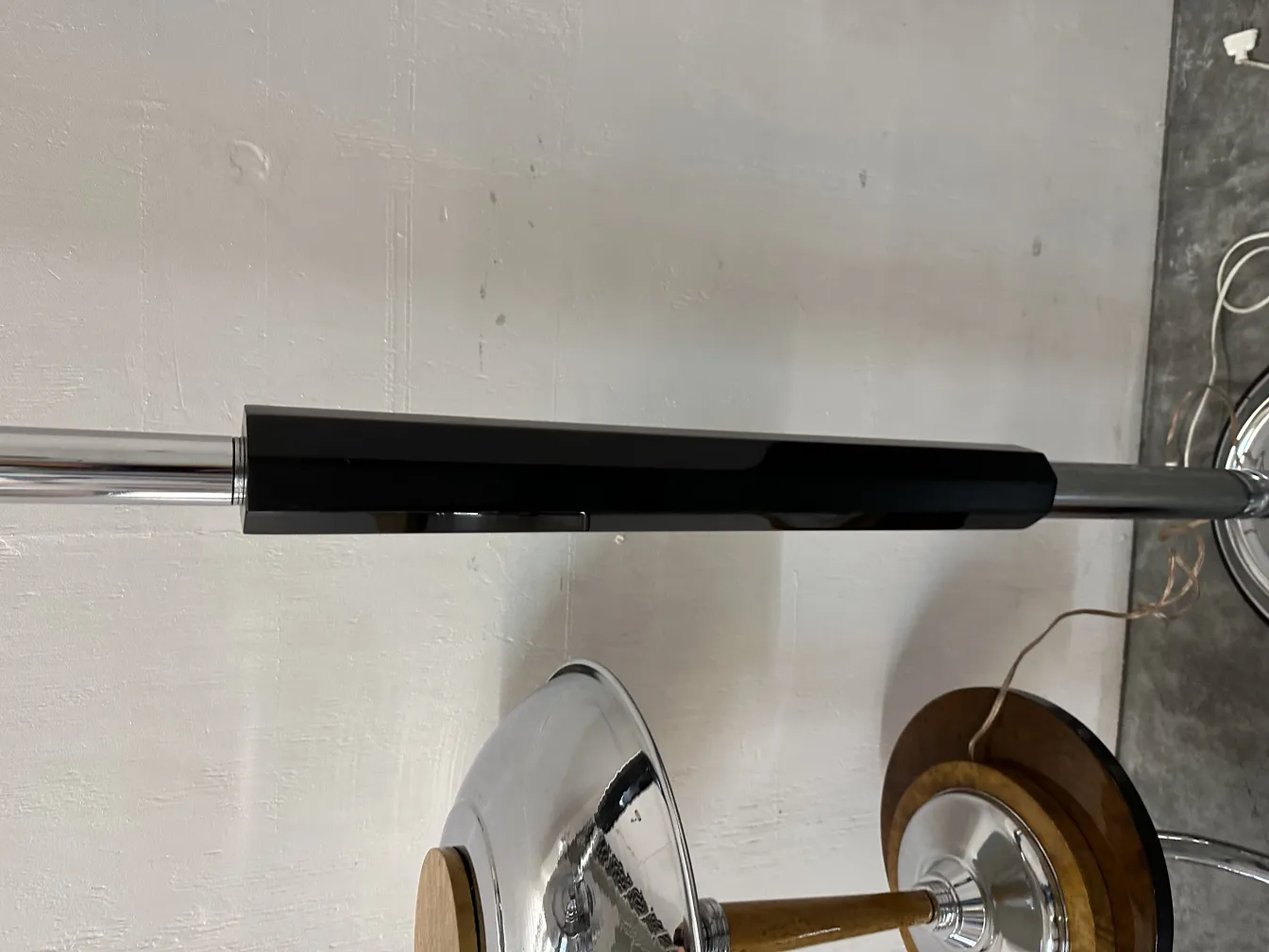 Visão de 2 luminárias de piso antigas em um ambiente elegante.