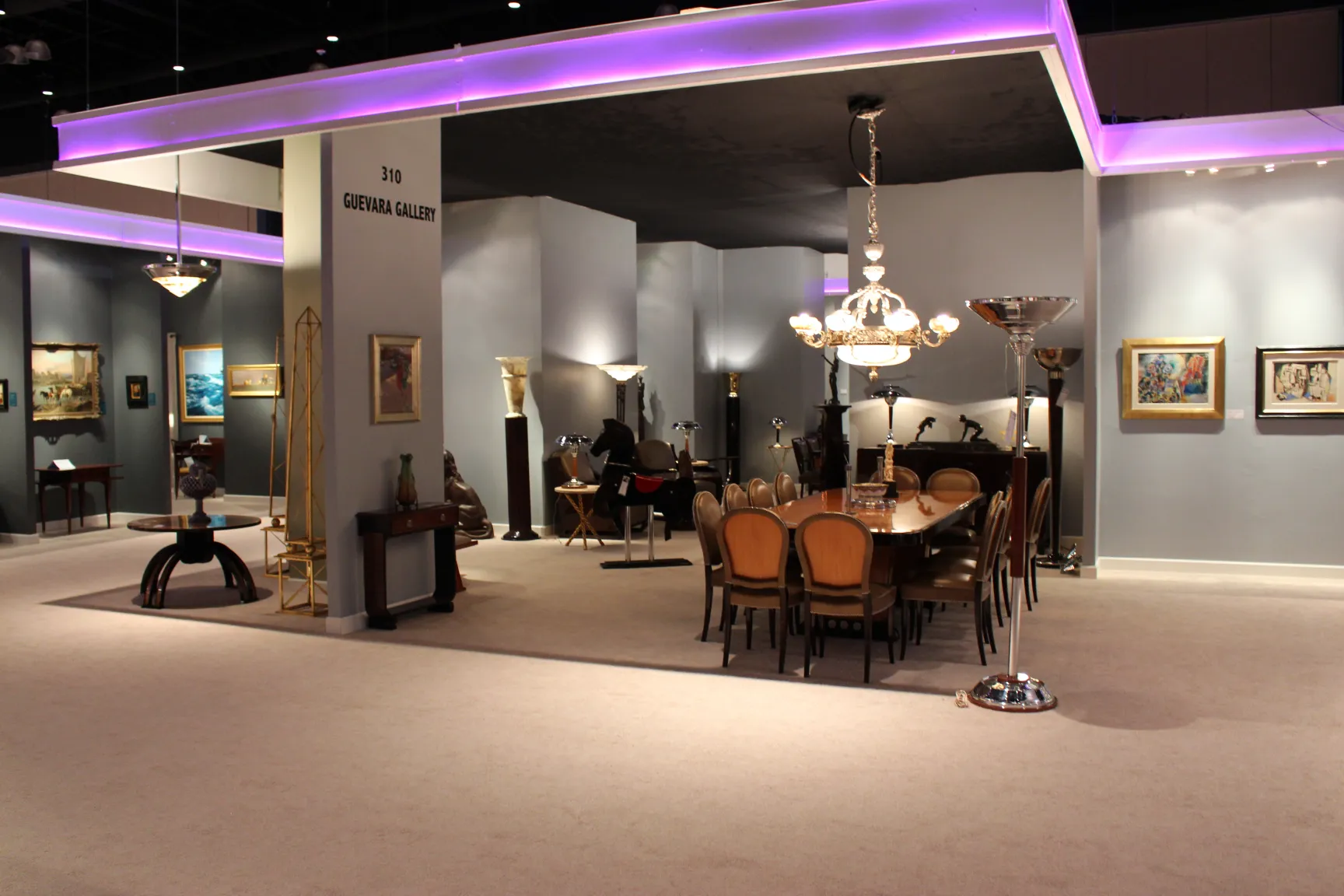 deux lampadaires antiques dans une galerie avec table et chaises