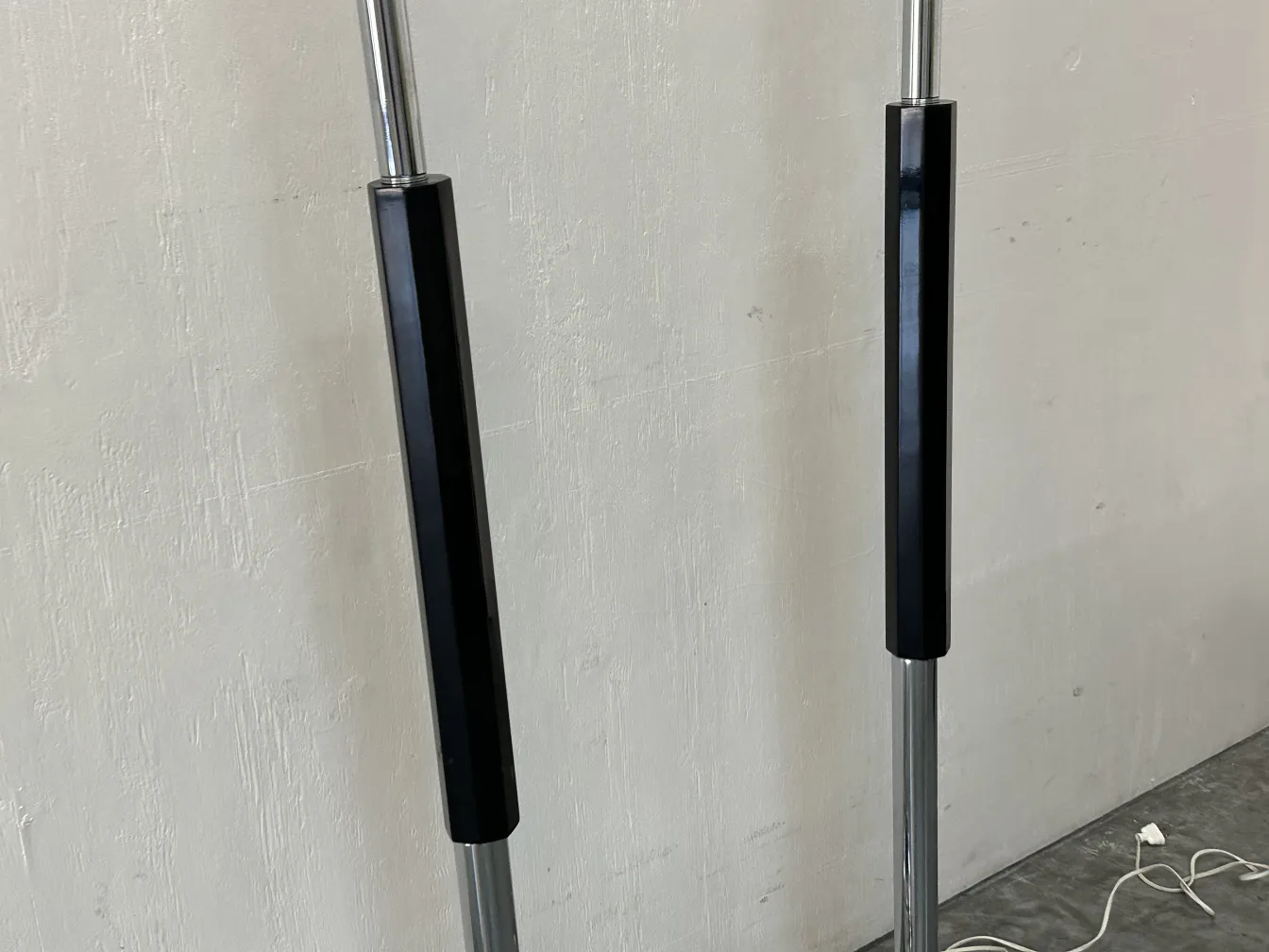 deux lampadaires anciens dans un cadre accueillant