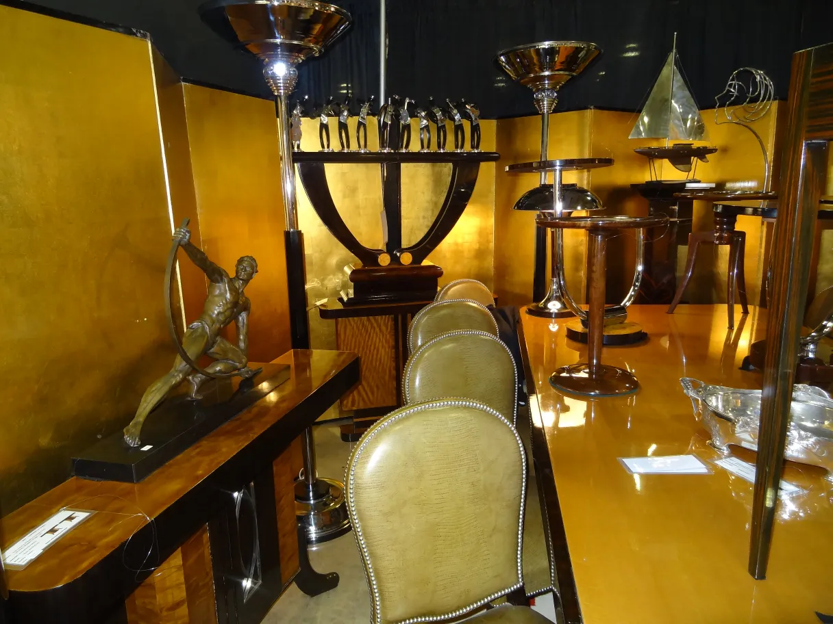 Lampadaires antiques avec un design unique dans un cadre élégant.