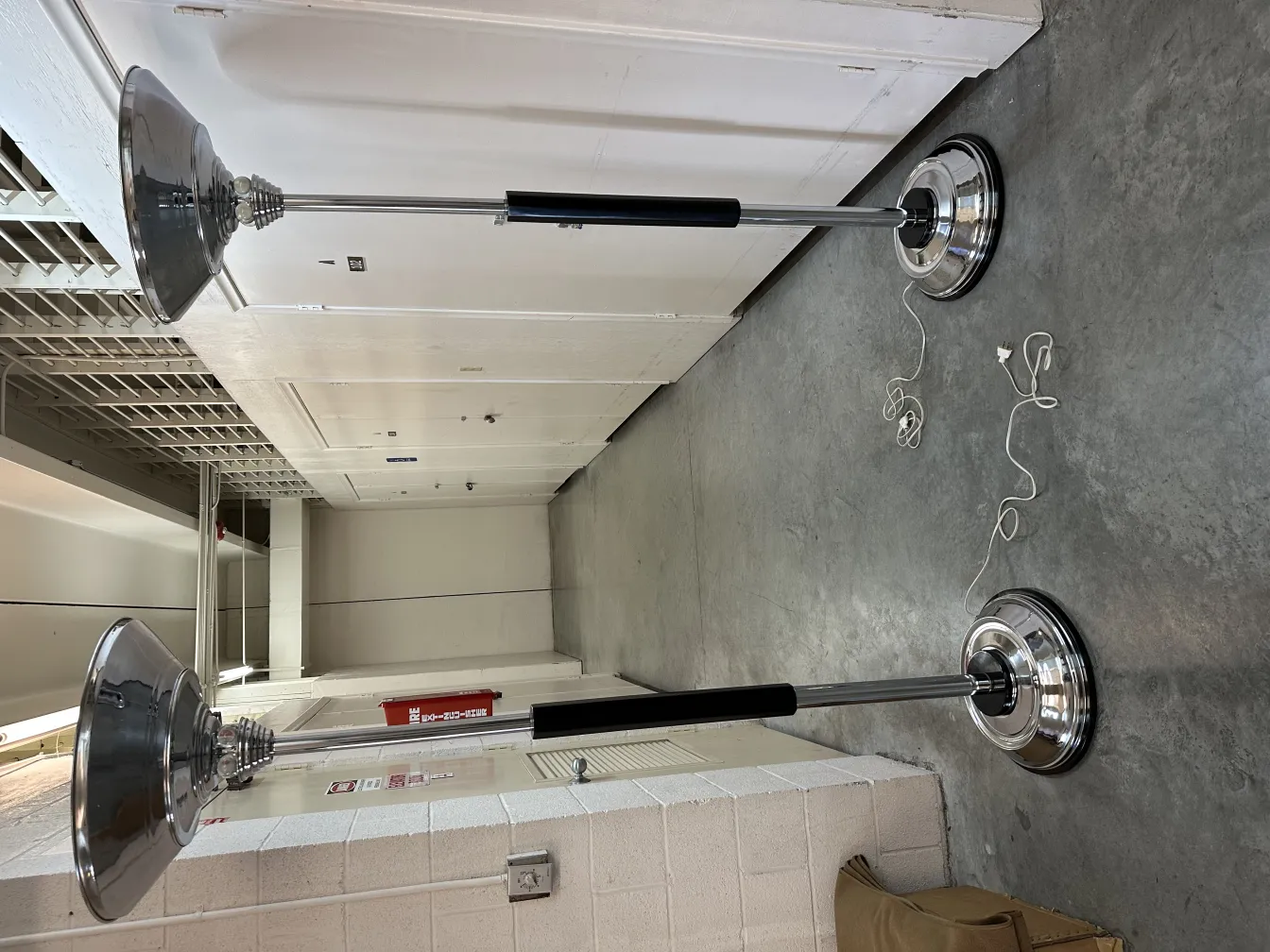 اثنان من المصابيح الأرضية القديمة، تصميم أنيق، أجواء دافئة