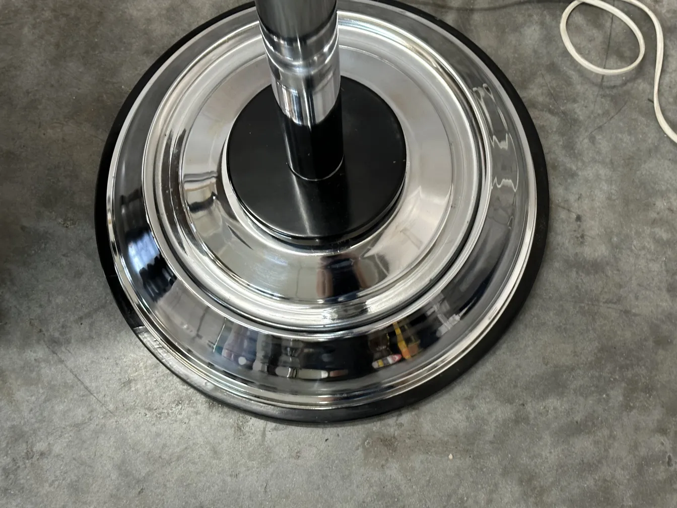 2つの古いフロアランプのベースのクローズアップ