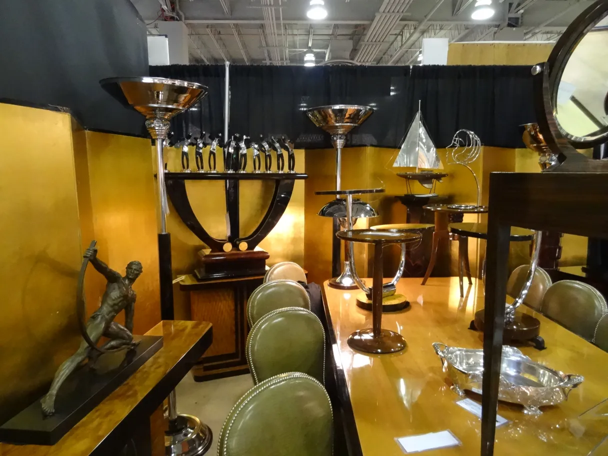 二つの古いフロアランプがエレガントなデザインの環境で