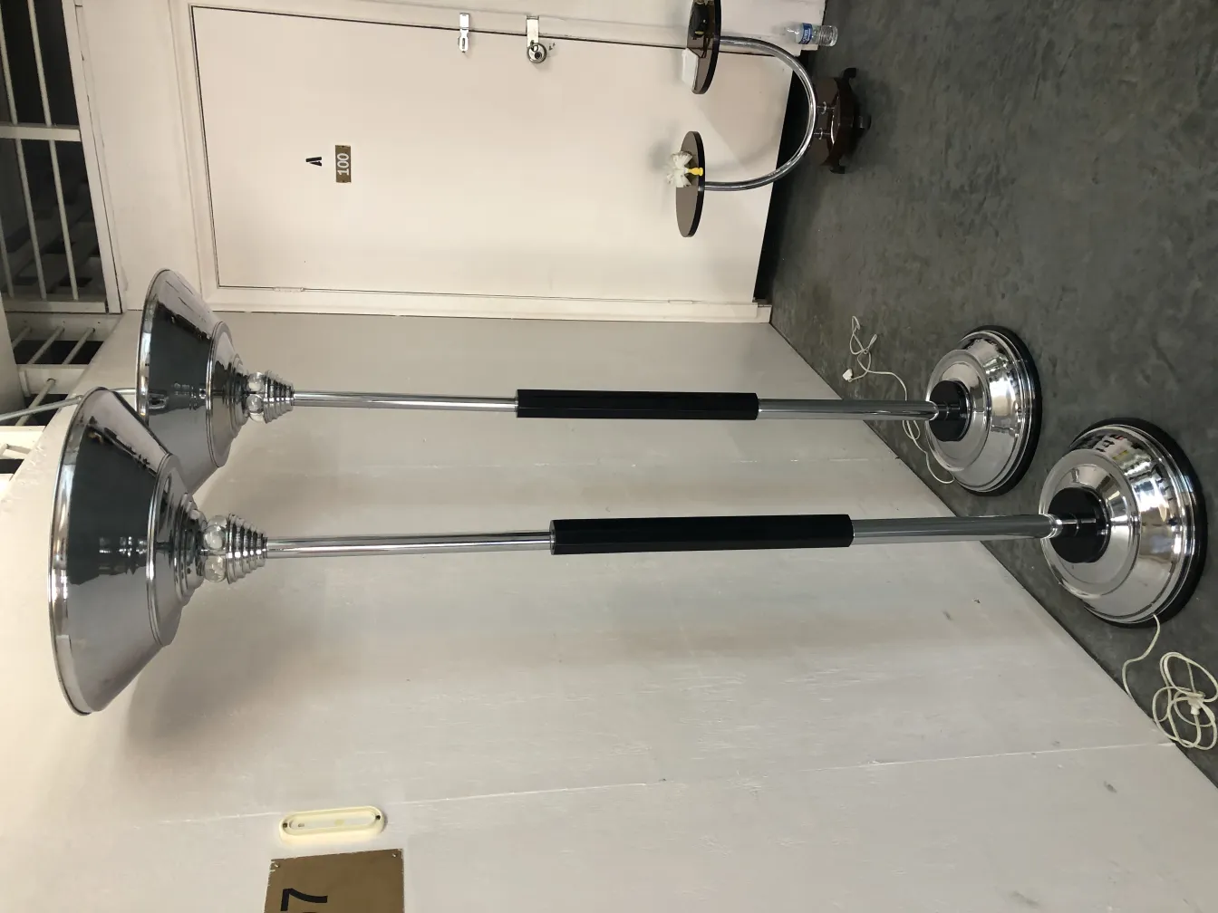 Conjunto de 2 lâmpadas de piso antigas, cromadas e estilizadas em um ambiente moderno