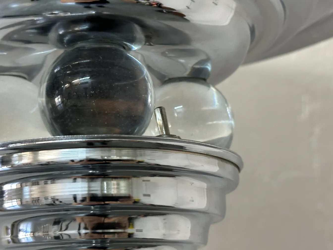 Vista de perto de duas lâmpadas de piso antigas com detalhes brilhantes