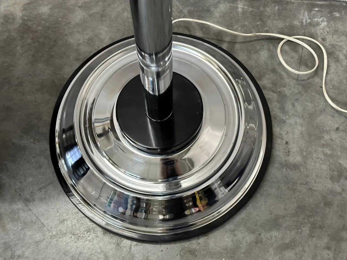 due lampade da terra antiche con basi lucenti in un ambiente moderno.