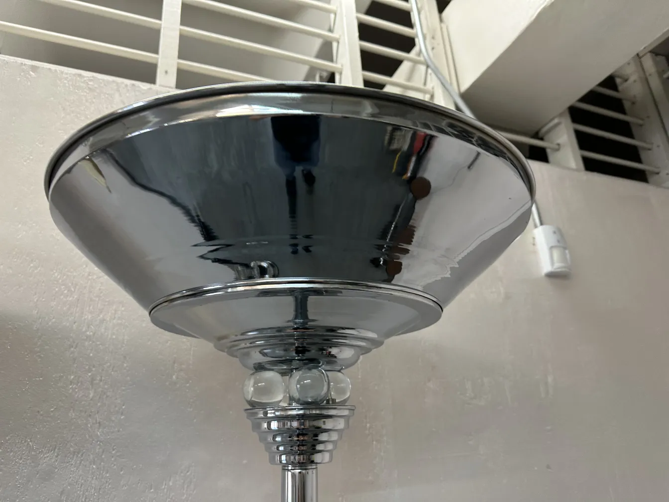 단순한 환경에 있는 고급스러운 플로어 램프의 보기