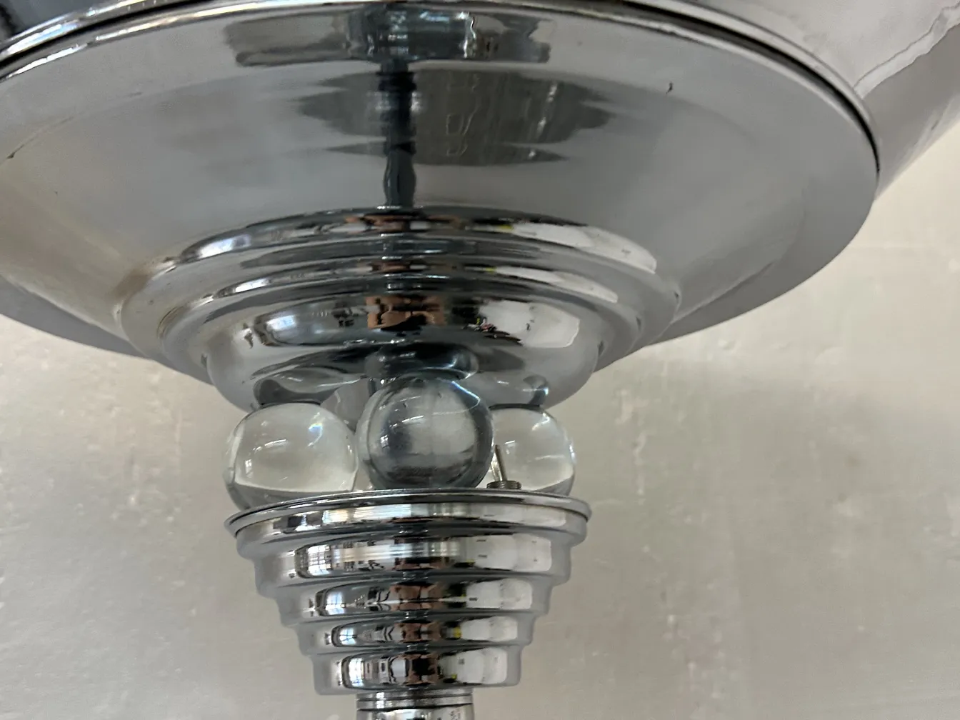 detalhes de duas lâmpadas de piso antigas com acabamento brilhante, cercadas por um ambiente aconchegante