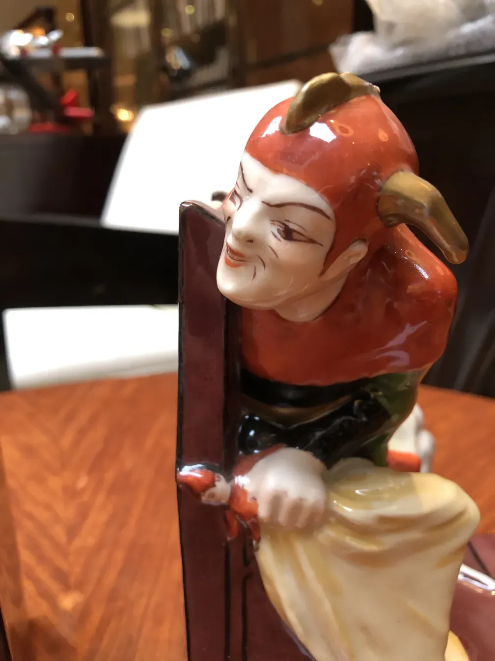 Aprieta libros con figura de personaje en estilo Art Nouveau, colorido