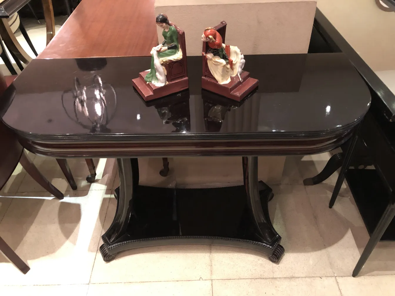 Serre-livres décoratifs avec figures anciennes sur une table.