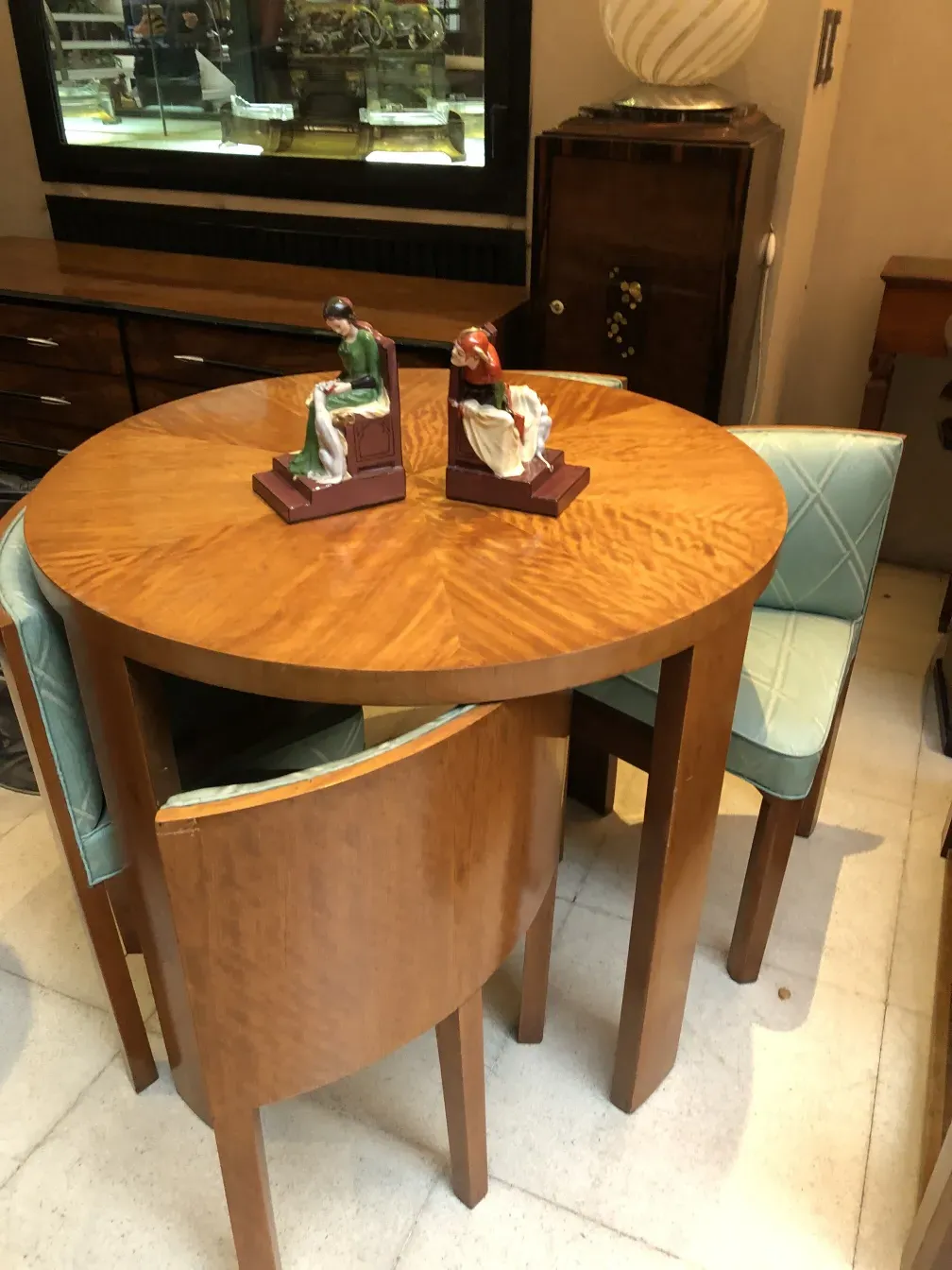 اثنين من أقواس الكتب القديمة المعروضة على طاولة خشبية.