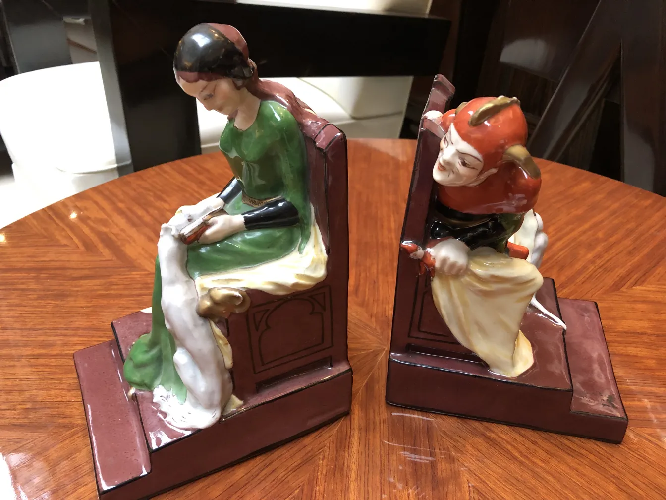 Aprieta libros antique con figura de mujer y bufón en estilo Art Nouveau