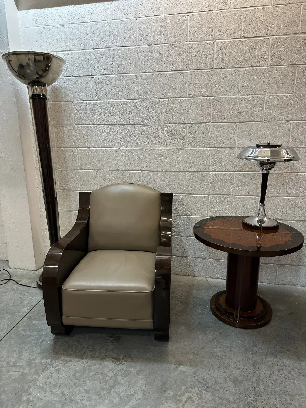 deux fauteuils anciens dans un cadre moderne