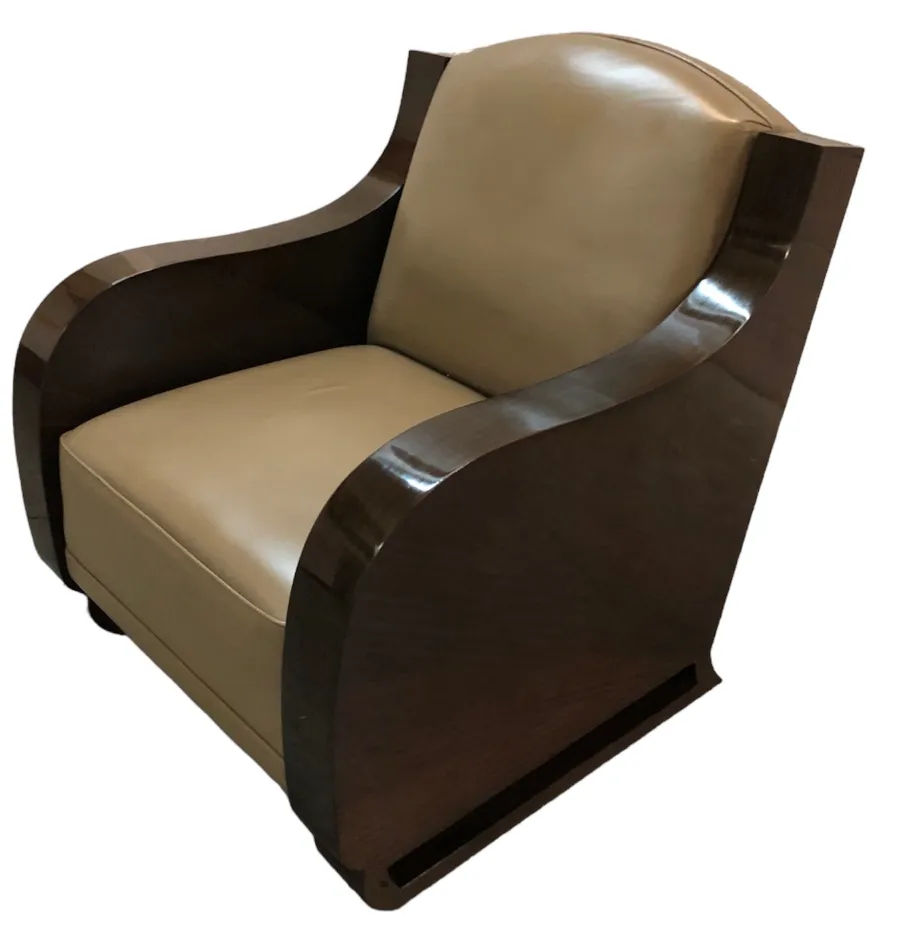 Dos sillones antiguos con un diseño elegante y suave.