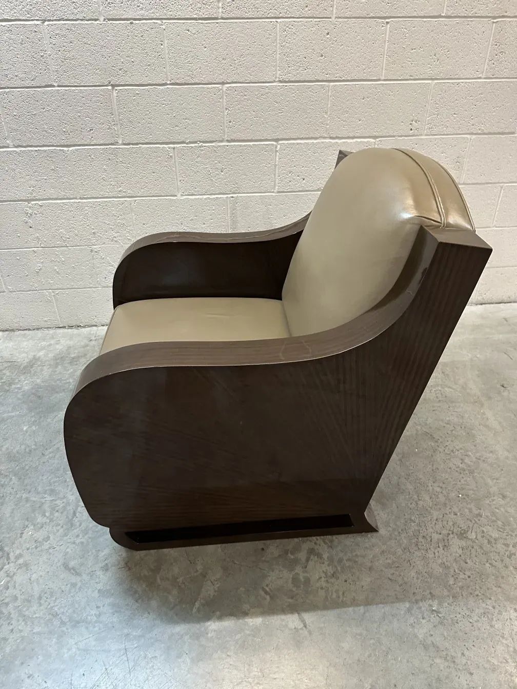 deux fauteuils anciens dans un cadre minimaliste