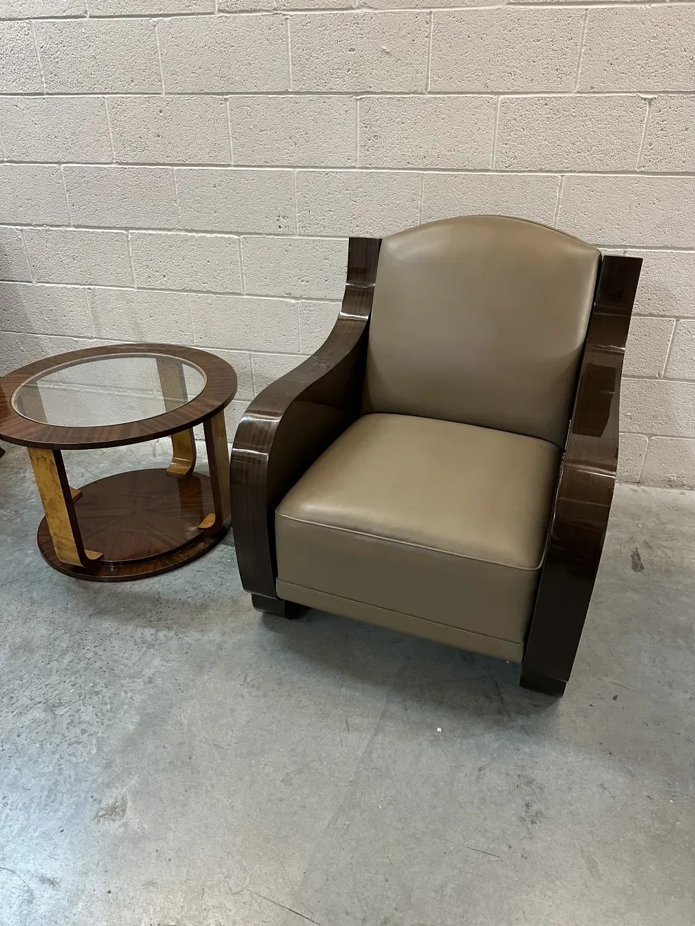 antiguos 2 sillones cómodos en un ambiente moderno