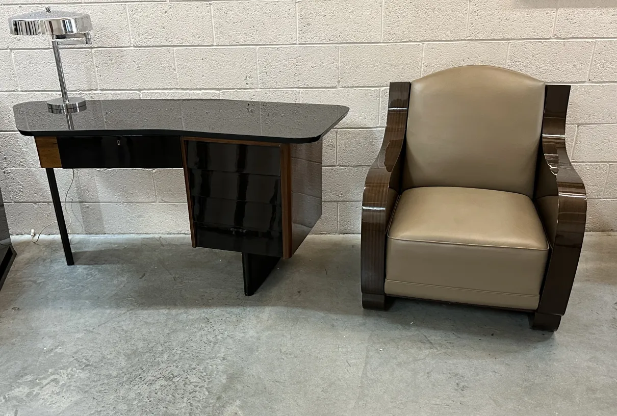 Dos sillones antiguos de diseño cómodo en un entorno moderno.