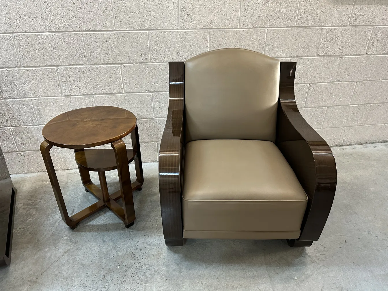 Dos sillones antiguos de diseño curvo junto a una mesa