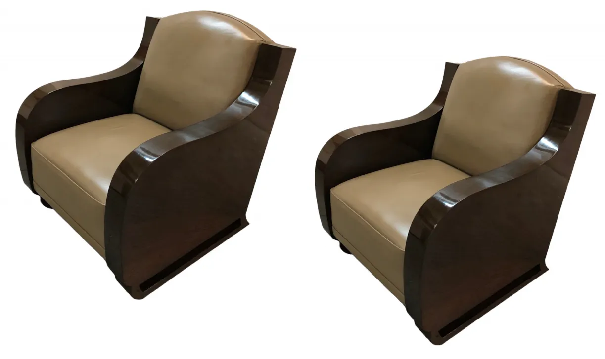 Deux fauteuils anciens avec un design unique, dans un environnement accueillant.