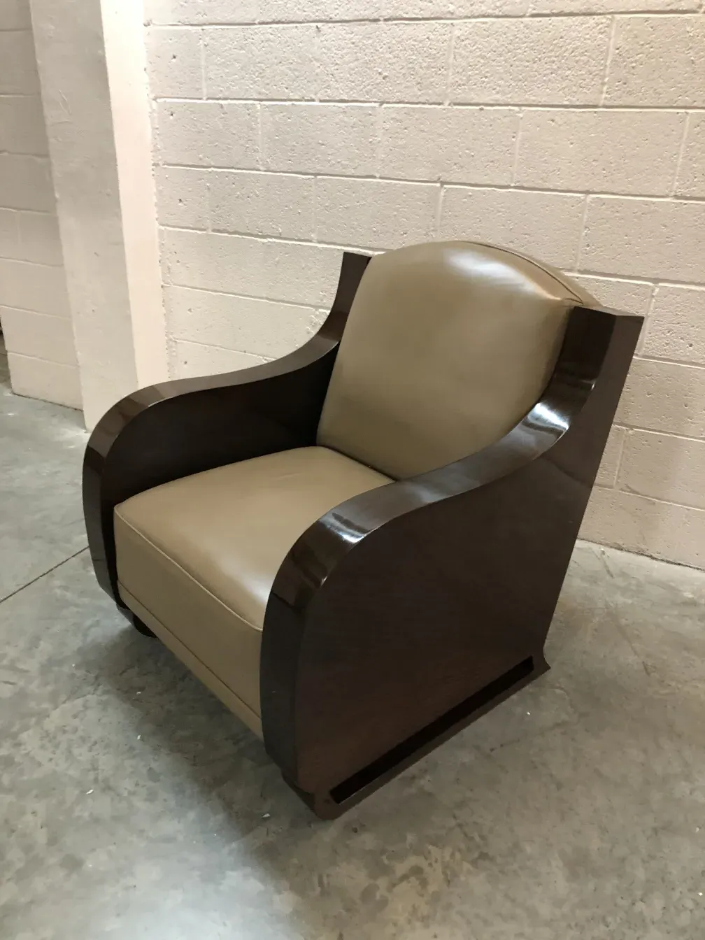 duas poltronas antigas com design elegante em um ambiente neutro